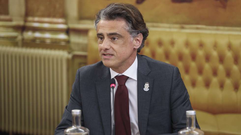 O candidato a Provedor de Justiça, Tiago Antunes intervém durante a sua audição perante a Comissão de Assuntos Constitucionais, Direitos, Liberdades e Garantias, na Assembleia da República, em Lisboa, 9 de abril de 2026. MIGUEL A. LOPES/LUSA