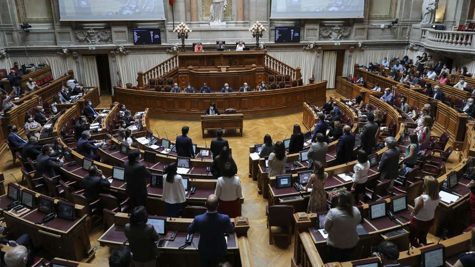 Deputados o texto final apresentado pela Comissão de Orçamento e Finanças que aprova o Orçamento Suplementar para 2020, na Assembleia da República, em Lisboa, 03 de julho de 2020. O parlamento deverá aprovar hoje, em votação final global, a proposta de orçamento suplementar, que se destina a responder às consequências económicas e sociais provocadas pela pandemia de covid-19. MIGUEL A. LOPES/LUSA