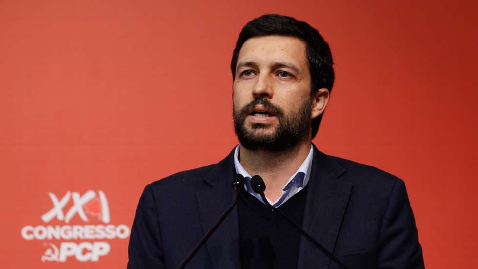 O candidato do Partido Comunista Português (PCP) às proximas eleições presidenciais, João Ferreira, intervém durante o segundo dia do XXI Congresso do partido no Pavilhão Paz e Amizade, em Loures, 28 de novembro de 2020. O XXI congresso nacional do partido realiza-se entre  os dias 27 e 29, sob o lema "Organizar, Lutar, Avançar - Democracia e Socialismo", com metade dos delegados (600) e segundo medidas sanitárias especiais devido à pandemia da covid-19. ANTÓNIO COTRIM/LUSA