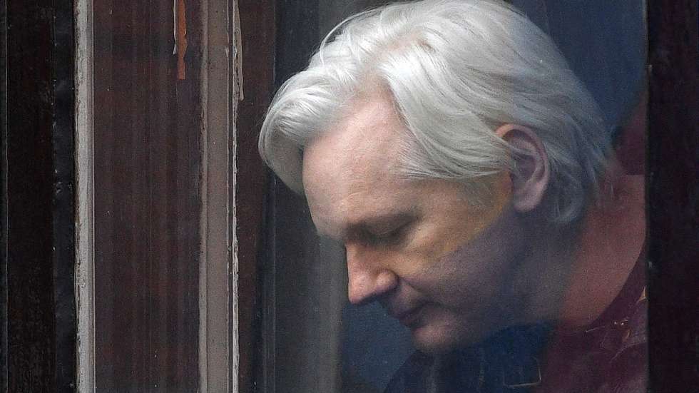 epa10017727 (FILE) - Wikileaks founder Julian Assange speaks to reporters on the balcony of the Ecuadorian Embassy in London, Britain, 19 May 2017 (reissued 17 June 2022). Wikileaks founder Julian Assange’s extradition to the US has been approved by British Home Secretary Priti Patel 17 June 2022.  EPA/FACUNDO ARRIZABALAGA *** Local Caption *** 55897098