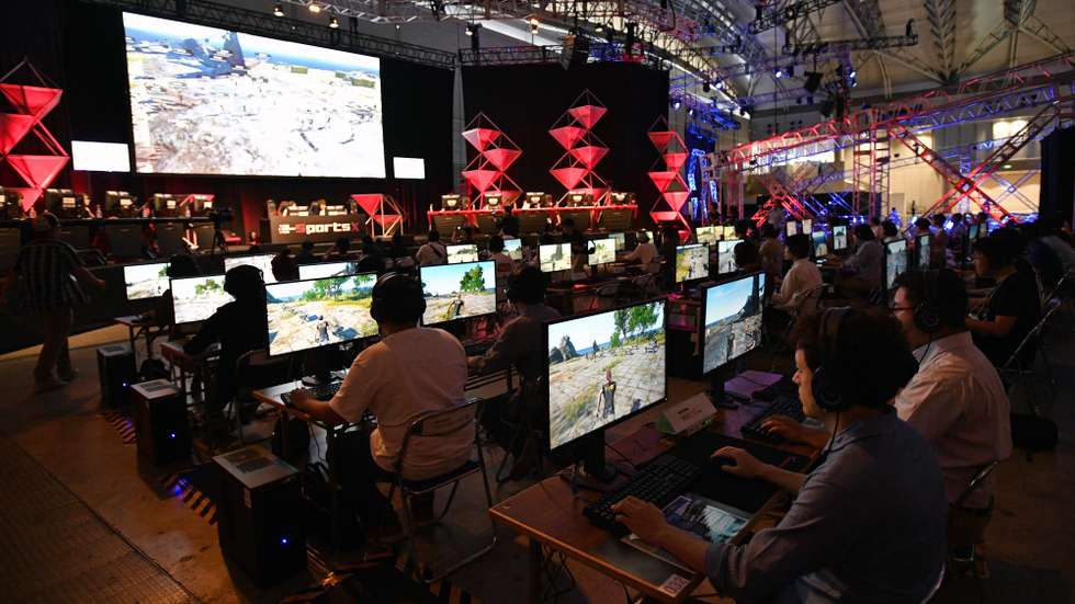 epa06217119 Visitors play at an eSports competition during the Tokyo Game Show 2017 at Makuhari Messe in Chiba, east of Tokyo, Japan, 21 September 2017. Asia's largest gaming event opened with 609 companies and organizations from 36 countries and regions exhibiting at the game show.  EPA/FRANCK ROBICHON