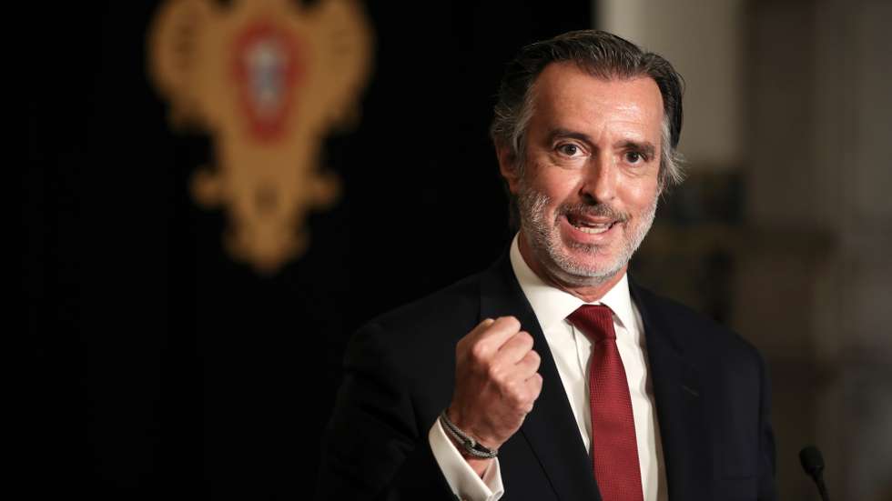 O líder do partido Iniciativa Liberal, João Cotrim de Figueiredo, fala aos jornalistas no final da audiência com o Presidente da República, Marcelo Rebelo de Sousa (ausente da fotografia), no Palácio de Belém, em Lisboa, 02 de novembro de 2020. MANUEL DE ALMEIDA/LUSA