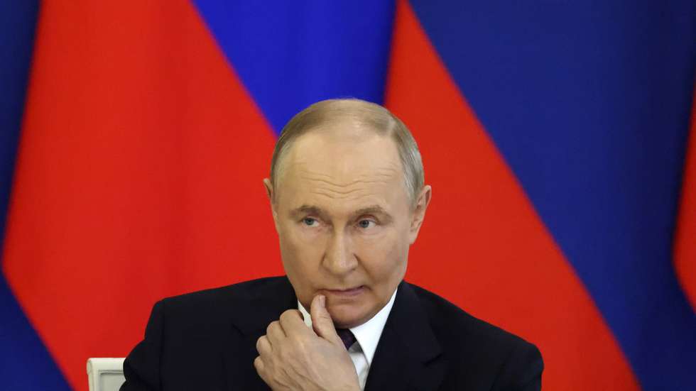 epa12275219 Russian President Vladimir Putin attends a ceremony of exchange of documents following talks with Laotian President Thongloun Sisoulith(not pictured) at the Kremlin in Moscow, Russia, 31 July 2025. Thongloun Sisoulith is on a two days official visit to Russia.  EPA/EVGENIA NOVOZHENINA / POOL