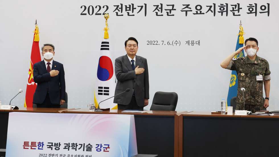 epa10054345 South Korea's President Yoon Suk-yeol (C) salutes the national flag during a meeting of top military commanders at the Gyeryongdae military headquarters, 160 kilometers south of Seoul, South Korea, 06 July 2022.  EPA/YONHAP SOUTH KOREA OUT