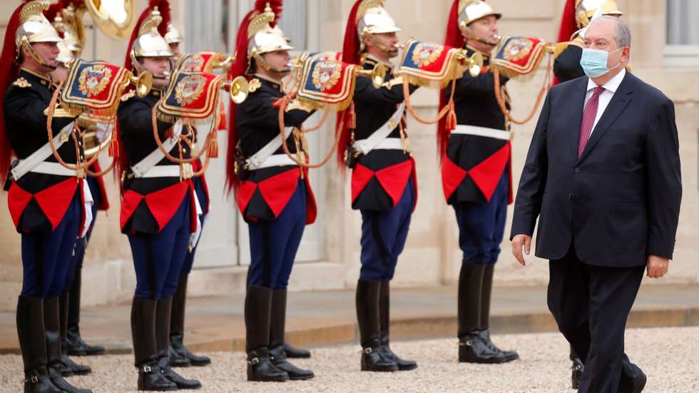 epa08765216 Armenian President Armen Sarkissian, wearing a protective face mask, arrives for a meeting with French President Emmanuel Macron (not seen) at the Elysee Palace in Paris, France, 22 October 2020.  EPA/CHARLES PLATIAU / POOL  MAXPPP OUT