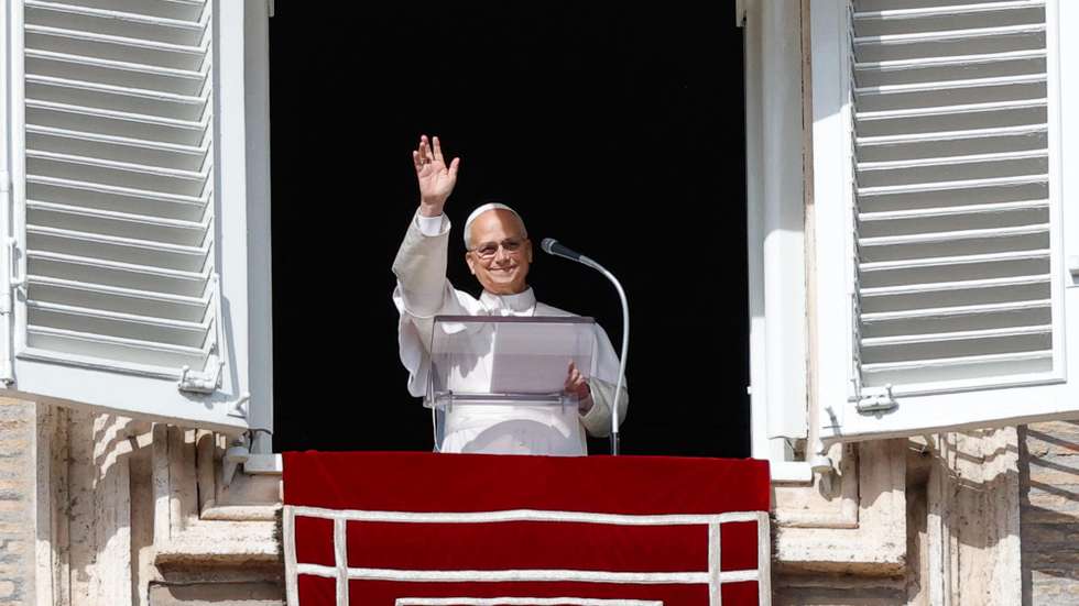 epaselect epa13330177 Pope Leo XIV leads his Angelus prayer from the window of his office overlooking Saint Peter's Square, Vatican City, 25 October 2026.  EPA/GIUSEPPE LAMI