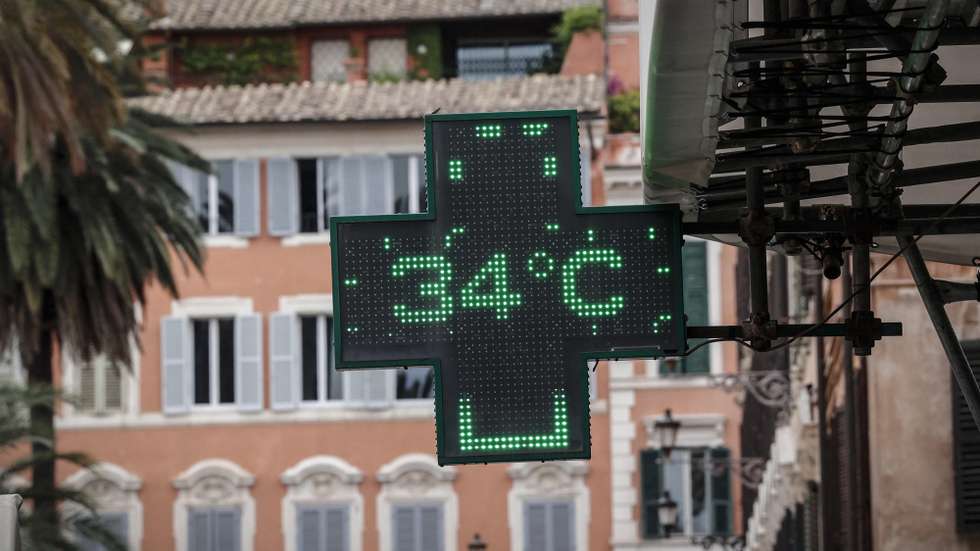 epa09995525 A pharmacy sign shows the temperature during a hot day in Rome, Italy, 04 June 2022. The Italian Ministry of Health on 03 June issued a Level 2 warning as African anticyclone 'Scipio' is sweeping through central and southern Italy, with temperatures reaching 35 degrees Celsius.  EPA/Giuseppe Lami