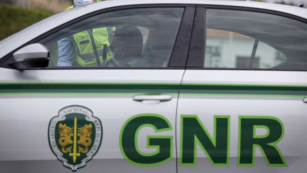 Um militar da GNR durante uma operação stop de sensibilização para o cumprimento do dever geral de isolamento, na Autoestrada A1 nas portagens dos Carvalhos/Grijó no sentido Sul/Norte, Vila Nova de Gaia, 29 de março de 2020. MANUEL FERNANDO ARAÚJO/LUSA