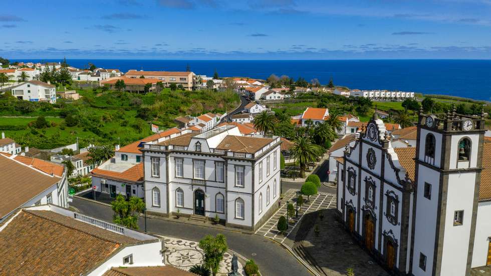 Vista aérea do centro da vila do Nordeste, ilha de São Miguel, onde se encontra o lar de idosos da Santa Casa da Misericórdia do Nordeste, que regista, até ao momento, 12 casos de infeção por covid-19, tendo o primeiro desses casos ter sido o de uma utente de 88 anos, que contraiu a infeção no Hospital do Divino Espírito Santo, em Ponta Delgada, depois de lhe ter sido transmitida por uma profissional de saúde, e de ter sido a primeira vítima mortal com covid-19 nos Açores, 10 de abril de 2020. No Nordeste, onde foram detetados 12 casos de covid-19 num lar de idosos, as poucas pessoas que se veem na rua confiam que as autoridades fizeram tudo o que era possível para conter a propagação. (ACOMPANHA TEXTO). EDUARDO COSTA/LUSA