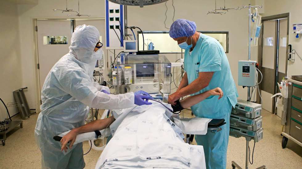 Dois médicos entubam um paciente durante uma demonstração do uso de câmaras de proteção profissional ao ato de entubação, que permitirá reduzir o risco de contágio pelo novo coronavírus (covid-19) e outros agentes infecciosos durante estes procedimentos que se realizam tanto nos blocos operatórios como nas Unidades de Cuidados Intensivos, no Hospital Santa Maria, em Lisboa, 12 de maio de 2020. O material é uma oferta do movimento “Todos Por Quem Cuida”, que nasceu para entregar material determinante para a segurança e qualidade dos cuidados prestados aos portugueses durante a pandemia da covid-19. ANTÓNIO PEDRO SANTOS/LUSA