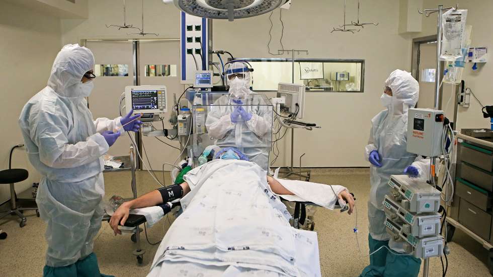 Três médicos preparam um paciente durante uma demonstração do uso de câmaras de proteção profissional ao ato de entubação, que permitirá reduzir o risco de contágio pelo novo coronavírus (covid-19) e outros agentes infecciosos durante estes procedimentos que se realizam tanto nos blocos operatórios como nas Unidades de Cuidados Intensivos, no Hospital Santa Maria, em Lisboa, 12 de maio de 2020. O material é uma oferta do movimento “Todos Por Quem Cuida”, que nasceu para entregar material determinante para a segurança e qualidade dos cuidados prestados aos portugueses durante a pandemia da covid-19. ANTÓNIO PEDRO SANTOS/LUSA
