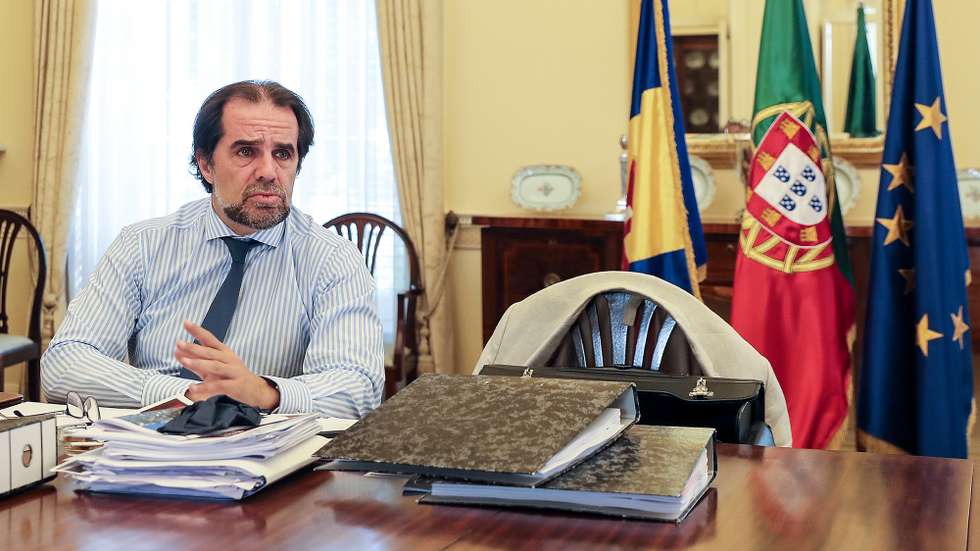 O Presidente do Governo Regional da Madeira, Miguel Albuquerque, esta manhã em entrevista à Agência Lusa sobre o plano de ação para a normalização das ligações aéreas para o arquipélago da Madeira, que será apresentado na próxima quinta-feira pelo executivo regional, Quinta da Vigia, Funchal, 19 de maio de 2020. HOMEM DE GOUVEIA/LUSA