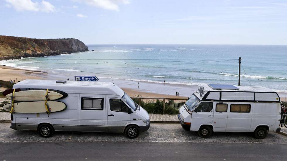 Empresários dos parques de campismo da costa do Algarve e do Alentejo exigem maior fiscalização das autocaravanas estacionadas junto às praias e alegam que o autocaravanismo “descontrolado provoca prejuízos de milhões” de euros ao setor, 31 de março de 2017. “Centenas de autocaravanas, 95% dos quais estrangeiras, pernoitam ilegalmente ao longo do ano junto às praias do sudoeste algarvio e da costa alentejana, sem que exista uma fiscalização eficaz para pôr termo a uma situação penalizadora dos empresários e da economia do país”, disse à agência Lusa Joaquim Lourenço, secretário da Associação dos Parques de Campismo do Alentejo e Algarve (APCAA).  (ACMPANHA TEXTO DE DIA 11 DE ABRIL DE 2017). LUÍS FORRA/LUSA