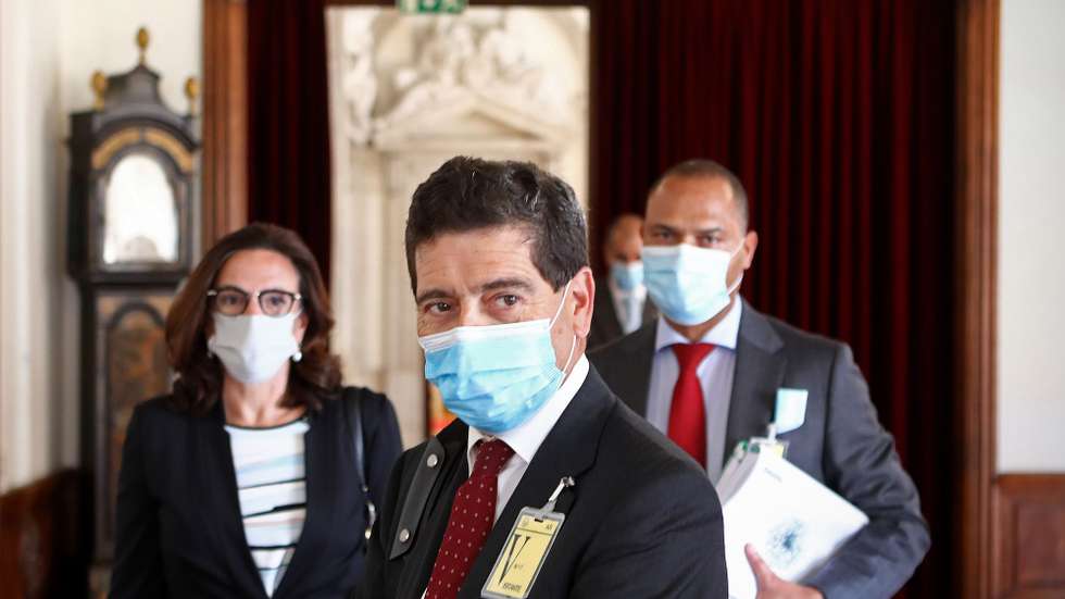 O presidente do Novo Banco, António Ramalho (C), à chegada para a sua audição na comissão de Orçamento e Finanças, no âmbito dos requerimentos apresentados pelo grupo parlamentar do PS, GP PAN e DURP IL e, bem assim, sobre a alienação das carteiras de imóveis e créditos detidos por esta entidade, conforme deliberado na reunião da COF de 30/07/2020, em Lisboa, 15 de setembro de 2020. ANTÓNIO PEDRO SANTOS/LUSA
