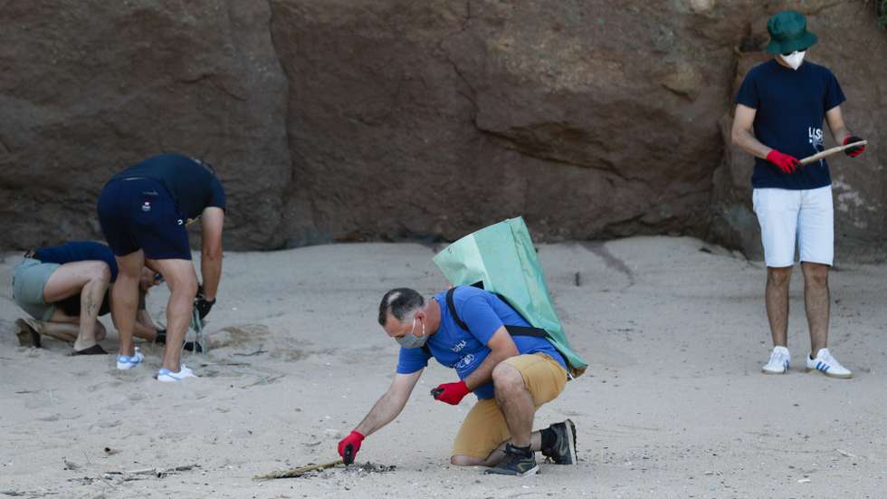 Voluntários da associação ambiental "Oceanos sem Plásticos" fizeram a primeira ação de recolha de lixo e plásticos pós confinamento, na praia do Amanhã em Santa Cruz, Mafra, 17 de maio de 2020. TIAGO PETINGA/LUSA