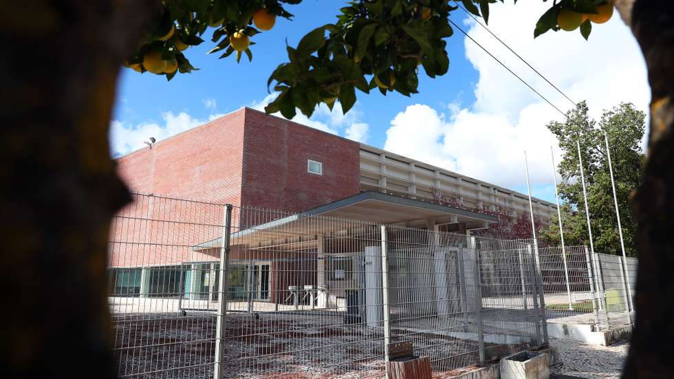 Fachada da Escola Secundária Públia Hortência de Castro, um dos estabelecimentos de ensino encerrados hoje em Vila Viçosa e no vizinho concelho de Borba, devido ao aumento de casos de Covid-19 nas comunidades, em Vila Viçosa, 23 de outubro de 2020. NUNO VEIGA/LUSA