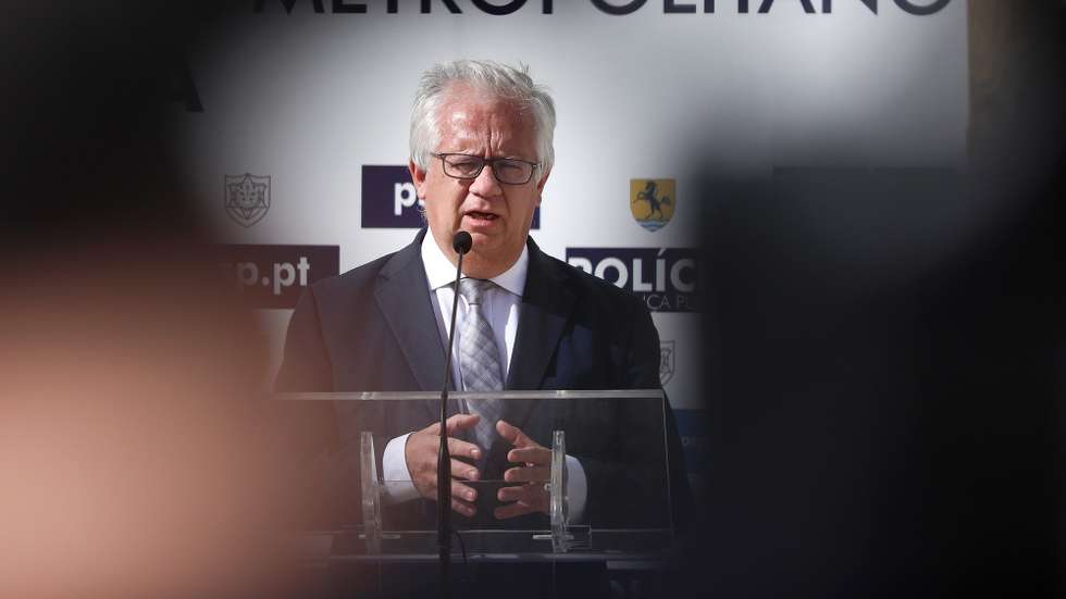 O ministro da Administração Interna, Eduardo Cabrita, discursa durante a cerimónia de inauguração da Esquadra da Alta de Lisboa (41.ª Esquadra) da Polícia de Segurança Pública (PSP), em Lisboa, 27 de outubro de 2020. A nova Esquadra da Alta de Lisboa representou um investimento de 1,85 milhões de euros por parte da Câmara Municipal de Lisboa, com um contrato de arrendamento entre o município e a PSP, substituindo as atuais instalações da PSP junto ao Bairro da Cruz Vermelha, melhorando substancialmente a capacidade e as condições de trabalho, bem como a operacionalidade da PSP na cidade de Lisboa. ANTÓNIO PEDRO SANTOS/LUSA