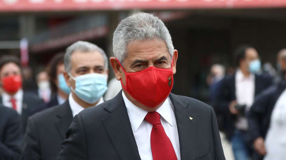 O candidato à presidência do Sport Lisboa Benfica, Luis Filipe Vieira, à chegada para exercer o seu direito de voto para as eleições do clube, no Estádio da Luz, em Lisboa, 28 de outubro de 2020. ANTÓNIO PEDRO SANTOS/LUSA