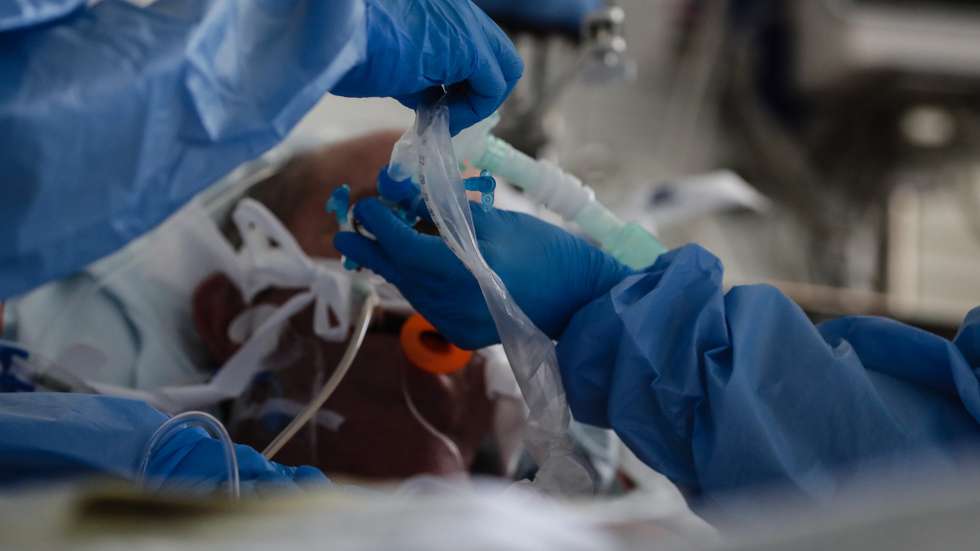 Enfermeiras cuidam de um paciente hospitalizado na Unidade de Cuidados Intensivos Covid 19 do Hospital Santa Maria em Lisboa, 27 de outubro de 2020. A urgência dedicada aos casos suspeitos de covid-19 do Hospital Santa Maria, em Lisboa, reflete a evolução da pandemia em Portugal com doentes a avolumarem-se à porta para realizar o teste e no interior a capacidade quase esgotada. O medo de perder o emprego leva muitos doentes com covid-19 a esconderem que estão infetados e a continuar a trabalhar, disseminando a doença que, nesta fase, começa a ser um caso também social e que leva a muitos internamentos no Santa Maria. (ACOMPANHA TEXTO DA LUSA DE 30 DE OUTUBRO DE 2020) TIAGO PETINGA/LUSA