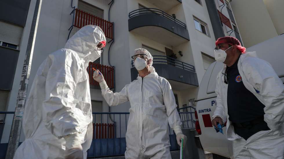 Uma equipa multidisciplinar da Câmara Municipal de Sintra, constituída por uma agente da segurança social, um enfermeiro e um membro da proteção civil, prepara-se para verificar o confinamento obrigatório de uma familia infetada por covid-19, em Sintra, 29 de outubro de 2020. (ACOMPANHA TEXTO DA LUSA DE 02/11/2020) TIAGO PETINGA/LUSA