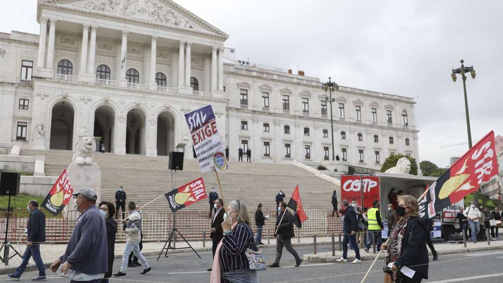 Manifestantes afetos à Frente Comum de Sindicatos da Administração Pública participam no protesto com o lema “Frente Comum em Luta”, como resposta a "um Orçamento do Estado para 2021 (OE2021) que não responde às reivindicações dos trabalhadores", em Lisboa, 13 de novembro de 2020. ANTÓNIO COTRIM/LUSA