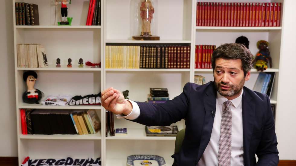 O presidente do Chega e candidato às eleições presidenciais de 2021, André Ventura, fala em entrevista à agência Lusa, na sede do seu partido em Lisboa, 11 de novembro de 2020. (ACOMPANHA TEXTO DA LUSA DO DIA 15 DE NOVEMBRO DE 2020). TIAGO PETINGA/LUSA
