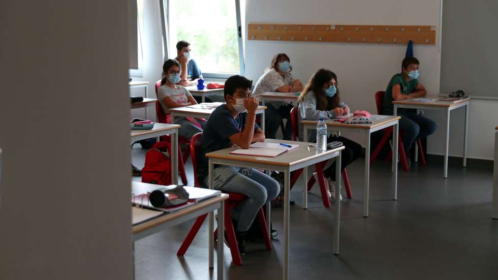 Alunos numa sala de aulas da Escola Básica Nossa Senhora da Luz, durante a visita dos ministros da Administração Interna e da Educação, para assistir a uma ação de sensibilização, dada a situação epidemiológica atual, que as Forças de Segurança estão a desenvolver em meio escolar, Arronches, 23 de setembro de 2020. NUNO VEIGA/LUSA
