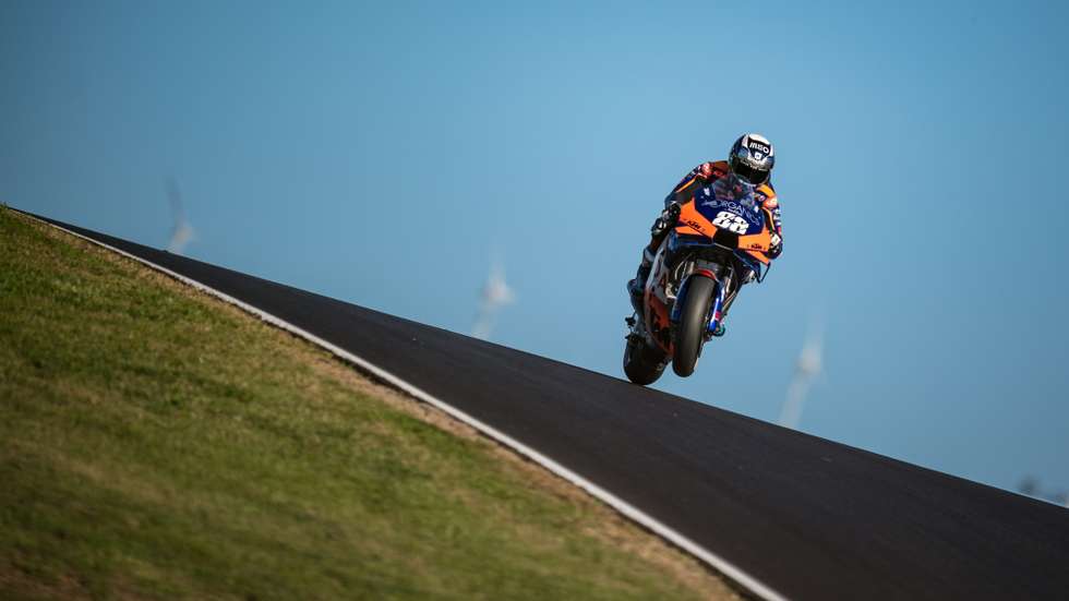 Miguel Oliveira, sozinho, a voar: a imagem que marcou este Grande Prémio de Portugal de MotoGP, o mais desequilibrado entre as 14 corridas de 2020