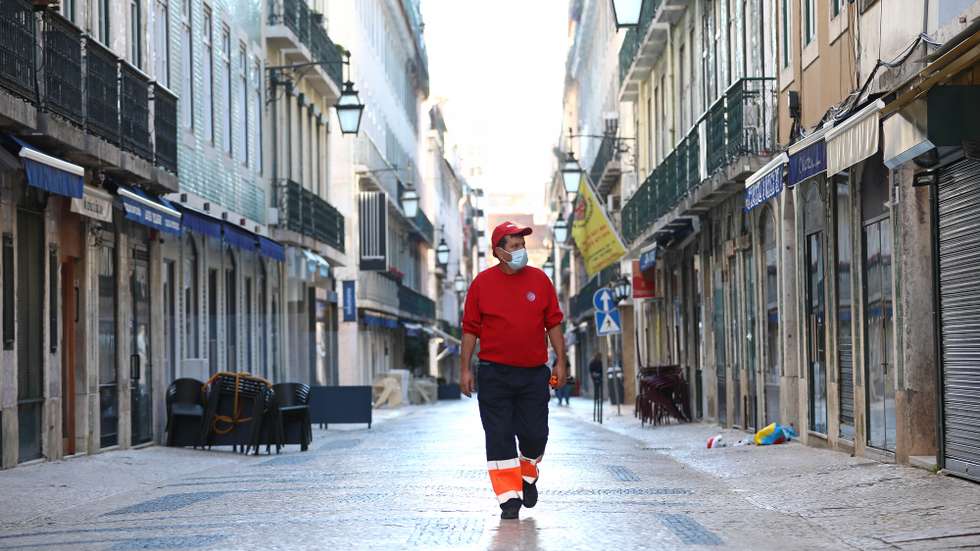 Um trabalhador dos serviços camarários circula pela Baixa de Lisboa durante o recolher obrigatório do estado de emergência, no âmbito das medidas de contenção da covid-19, em Lisboa, 21 de novembro de 2020. Com 213 concelhos em risco em Portugal, o Conselho de Ministros decretou, durante o fim-de-semana, o encerramento de todos os estabelecimentos comerciais e restauração a partir das 13h00 até às 08h00 do dia seguinte, para além do confinamento obrigatório para toda a população destes concelhos a partir das 13h. ANTÓNIO PEDRO SANTOS/LUSA