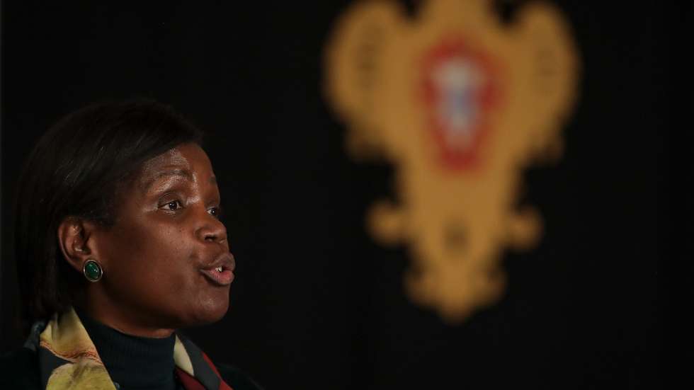 A ministra da Justiça, Francisca Van Dunem, fala aos jornalistas após a reunião com o Presidente da República, Marcelo Rebelo de Sousa (ausente da fotografia), sobre a situação pandémica nas prisões, no Palácio de Belém, em Lisboa, 23 de novembro de 2020. MÁRIO CRUZ/LUSA