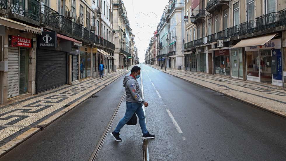 Um homem circula numa rua da Baixa de Lisboa