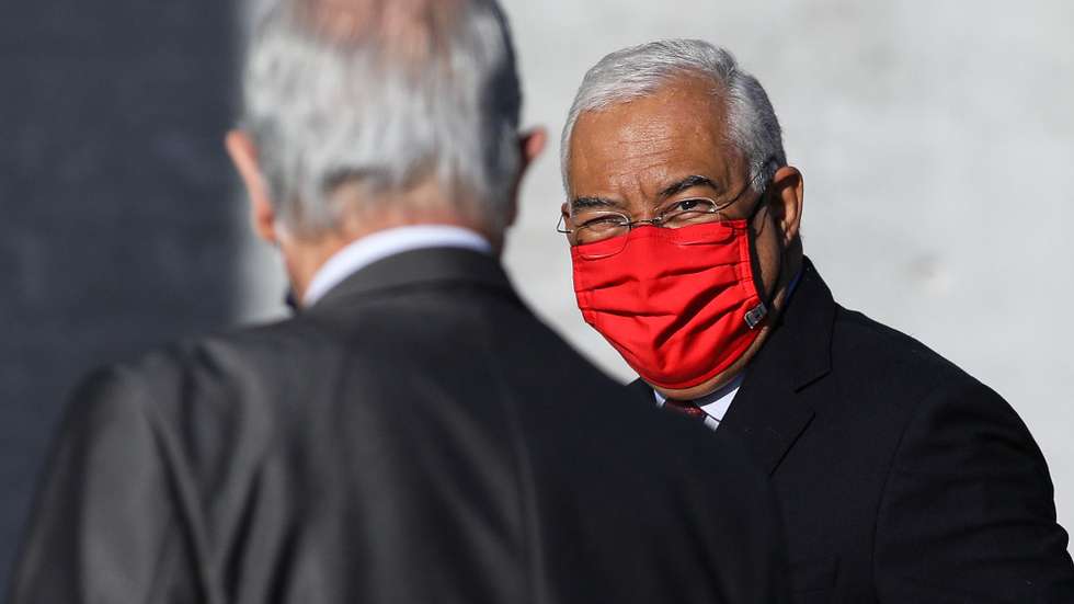O primeiro-ministro, António Costa (D), à chegada para a XIII Sessão de apresentação sobre a “Situação Epidemiológica da COVID-19 em Portugal” no Infarmed, em Lisboa, 03 dezembro de 2020. ANDRÉ KOSTERS/LUSA
