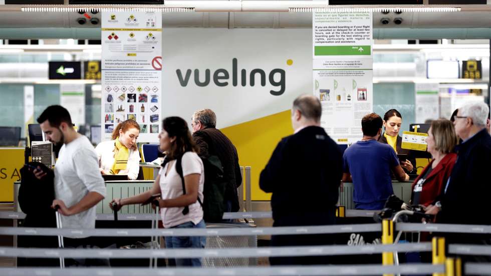 epa06691803 Passengers queue at a desk of Spanish low-cost airline Vueling at Barcelona-El Prat airport, during the first day of strike of the company's pilots, with no incidents so far, in Barcelona, northeastern Spain, 25 April 2018. Pilots demand clarity in the collective bargaining, wages improvements and a higher number of bases in the country.  EPA/Alberto Estevez