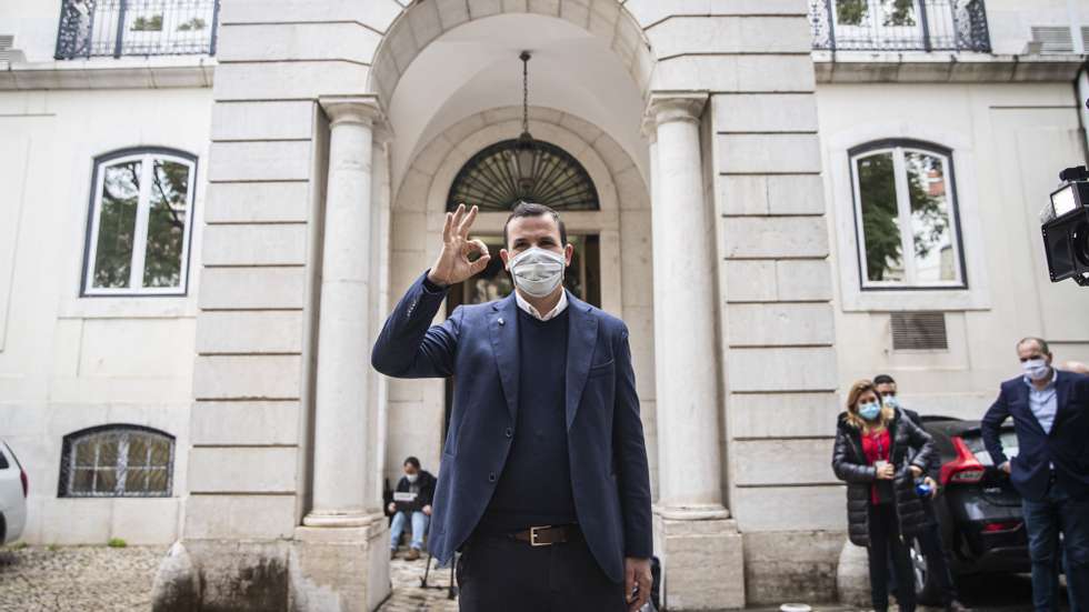 O presidente do Partido Reagir Incluir Reciclar – RIR, Vitorino Silva (Tino de Rans), momentos após entregar o seu processo de candidatura às Eleições Presidenciais, no Tribunal Constitucional, em Lisboa, 23 de dezembro de 2020. JOSÉ SENA GOULÃO/LUSA