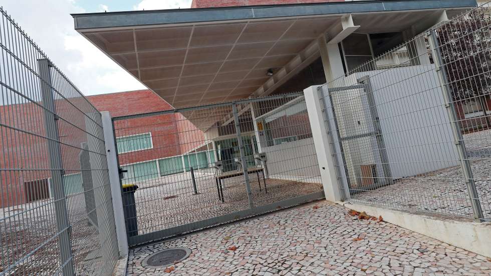Entrada da Escola Secundária Públia Hortência de Castro, um dos estabelecimentos de ensino encerrados hoje em Vila Viçosa e no vizinho concelho de Borba, devido ao aumento de casos de covid-19 nas comunidades, em Vila Viçosa, 23 de outubro de 2020. NUNO VEIGA/LUSA
