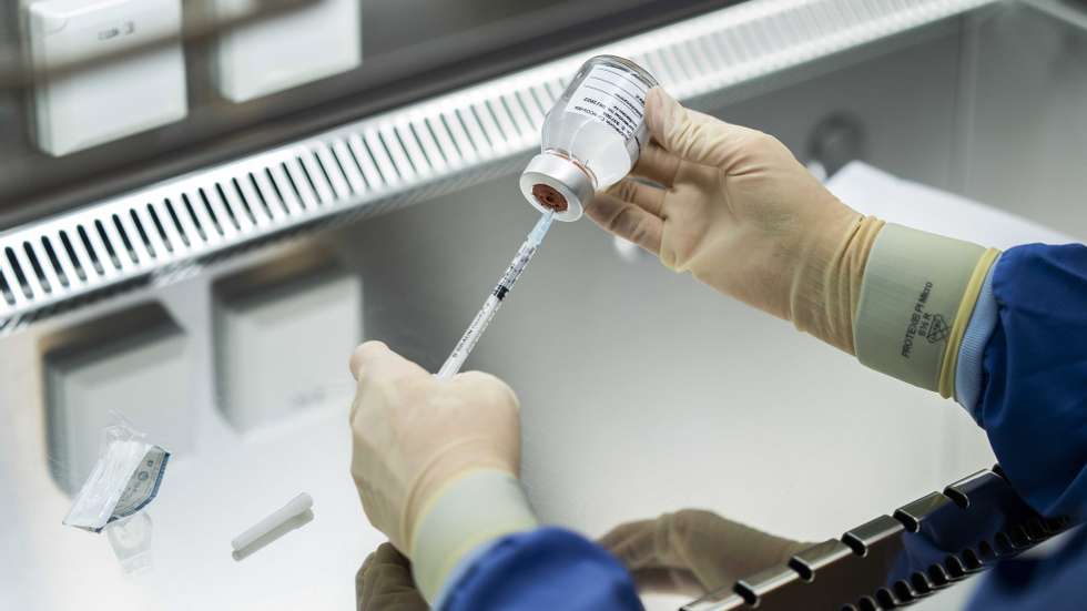 epa08931348 The coronavirus vaccine from the German company CureVac is investigated in the Amsterdam UMC hospital, in Amsterdam, The Netherlands, 11 January 2021. The hospital is looking for two thousand volunteers for research into this vaccine, in which the vaccine or a placebo is administered.  EPA/JEROEN JUMELET