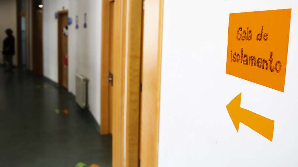 Equipas multidiciplinares da Câmara Municipal de Lisboa e da Saúde durante as vistorias a todas as escolas da cidade de Lisboa para verificar cumprimento dos planos de contingência e medidas da DGS devido à pandemia de covid-19, escola EB1 e Jardim de Infância do Armador, em Marvila, 02 de outubro de 2020. Ao longo de uma hora, a equipa andou pelos corredores da escola, sinalizados com setas coloridas para indicar os percursos de entrada e saída de cada espaço e os sentidos em que os alunos devem circular, fazendo perguntas sobre a divisão dos espaços e forma como as ‘bolhas’ de crianças estão organizadas. MANUEL DE ALMEIDA/LUSA
