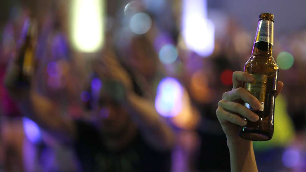 epa07073750 Yoga enthusiast holds up a drinks bottle as attend the Brew Yoga class during the Silent Brew Yoga in Bangkok, Thailand, 06 October 2018. The Silent Brew yoga is the yoga combines the joy of drinking with drinks both have alcoholic and non-alcoholic during traditional yoga poses by balancing the bottle of drinks on yogis' bodies and sip the drinking beverage for immerse yourself in the motion of yoga with a pair of noise isolating wireless headphones for takes on a musical journey into sound.  EPA/NARONG SANGNAK
