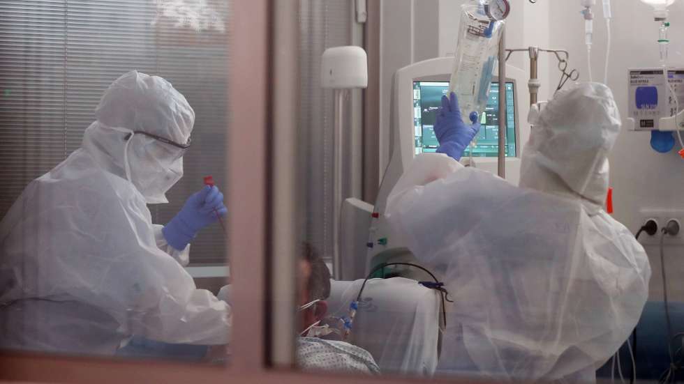 CONJUNTO DE 20 FOTOGRAFIAS: 19-20: Enfermeiras tratam de um paciente com covid-19, na Unidade de Cuidados Intensivos (UCI) para doentes com covid-19 no Hospital do Espírito Santo, em Évora, 23 de abril de 2020. Na região de Portugal Continental com o menor número de casos confirmados de covid-19, os atuais internados com a doença no hospital de Évora “contam-se pelos dedos de uma mão”, mas a unidade hospitalar está preparada para um cenário pior. (ACOMPANHA TEXTO DO DIA 26 DE ABRIL DE 2020). NUNO VEIGA/LUSA