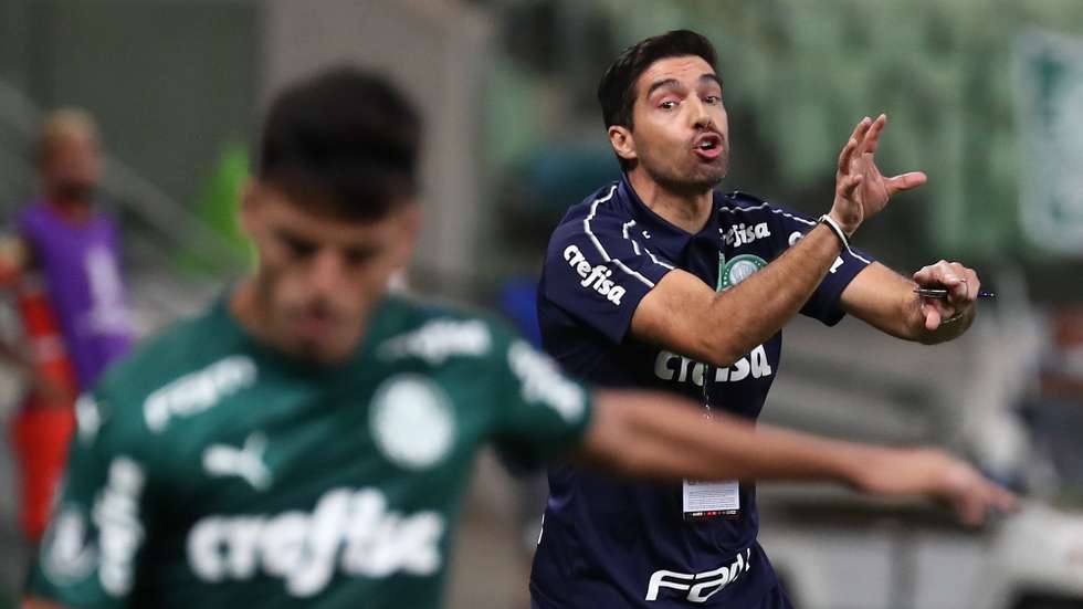 epa08858284 Palmeiras' coach Abel Ferreira reacts, in a round of 16 match of the Copa Libertadores, between the Brazilian Palmeiras and the Ecuadorian Delfin, at the Allianz Parque in Sao Paulo, Brazil, 02 December 2020.  EPA/Sebastiao Moreira / POOL
