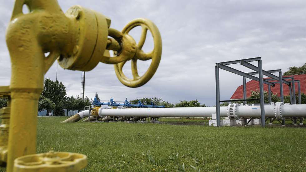 epa04770409 A gas pipe line at the gas measuring station in the western Ukrainian city of Uzhgorod, not far on border with Slovakia, 27 May 2015. Cash-strapped Ukraine is heavily dependent on energy from Russia and is also a key transit country for supplies to Western Europe. The European Union has been mediating in gas disputes between the two sides, whose relations are strained by the conflict in eastern Ukraine.  EPA/ROMAN PILIPEY