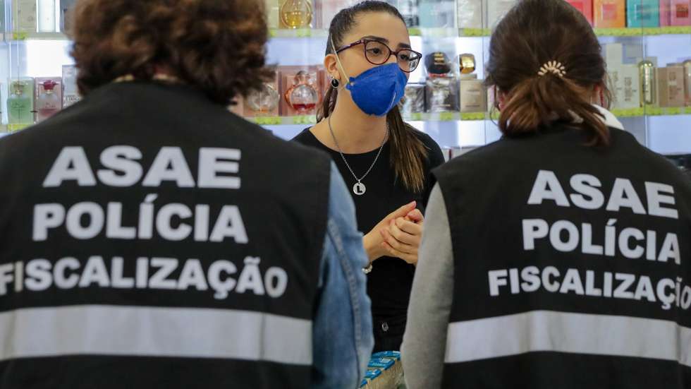 Uma equipa de fiscalização da ASAE verifica preços e embalagens de álcool gel, e máscaras numa loja de artigos médicos em Moscavide, 23 de abril de 2020. Cerca de quatro dezenas de equipas da ASAE iniciaram uma ação de fiscalização por todo o país do preço dos artigos de proteção e limpeza. TIAGO PETINGA/LUSA