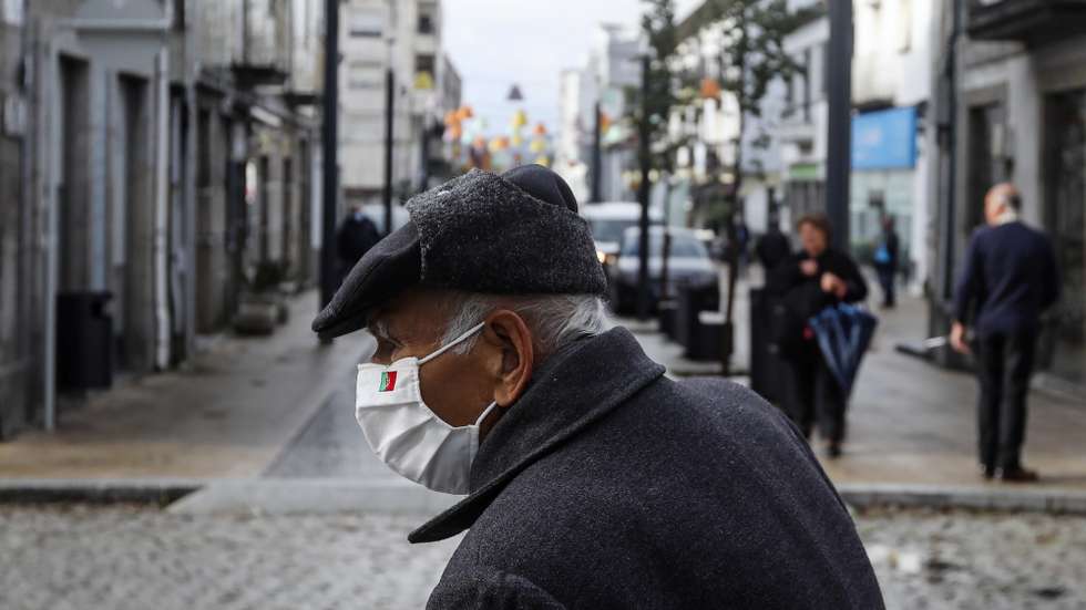 Um homem circula na Praça da República em Felgueiras, 23 de outubro de 2020. Os concelhos de Felgueiras, Lousada e Paços de Ferreira, onde os casos de covid-19 têm estado a aumentar nos últimos dias, têm em vigor o dever de permanência no domicílio a partir do dia 23 de outubro de 2020. Nos três concelhos ficam também em vigor a proibição de quaisquer eventos com mais de cinco pessoas, bem como a obrigatoriedade de os estabelecimentos encerrarem às 22:00. JOSÉ COELHO/LUSA