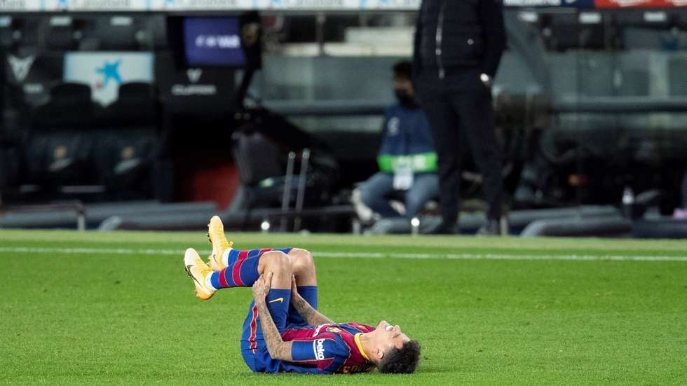 epa08910324 Barcelona's Brazilian midfielder Philippe Coutinho reacts in pain due to an injury during the Primera Division LaLiga match held between FC Barcelona and Eibar at the Camp Nou in Barcelona, Spain, 29 December 2020.  EPA/Alejandro Garcia