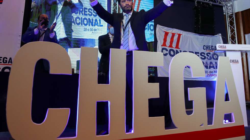 O presidente do Chega, André Ventura, celebra no final da sessão de encerramento do 3.º dia do III Congresso Nacional do Chega, que entretanto foi interrompida para repetição da eleição dos membros da mesa do congresso, em Coimbra, 30 de maio de 2021. PAULO NOVAIS/LUSA