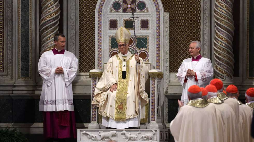 epa12134287 Pope Leo XIV takes possession of the Roman Cathedra in the Papal Basilica of Saint John Lateran in Rome, Italy, 25 May 2025.  EPA/MASSIMO PERCOSSI