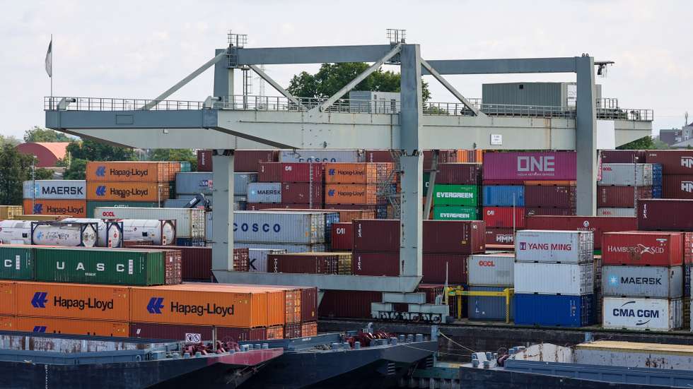 epa12270079 Shipping containers stacked at the Rhine-Neckar commercial port in Mannheim, Germany, 29 July 2025. US President Trump announced plans to impose a 30 percent import duty on products from the European Union (EU) starting 01 August 2025.  EPA/RONALD WITTEK