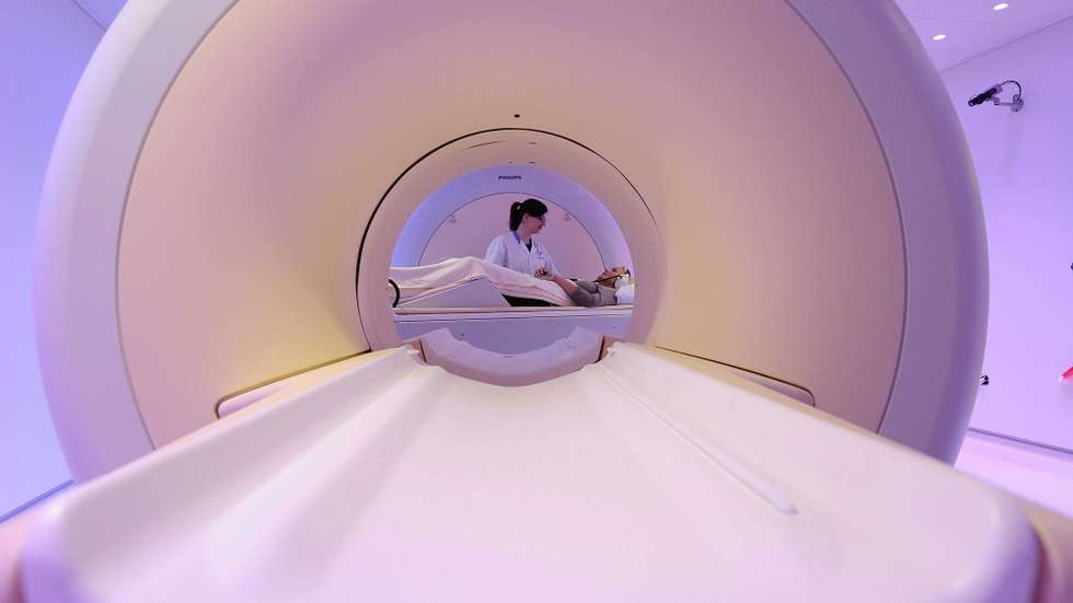 epa03434828 An image showing the first PET-MRI scanner of the Netherlands being used at the academic hospital VUmc in Amsterdam, the Netherlands, 16 October 2012. With the new scanner, developed by Philips, it is possible to make a PET (positron emission tomography) and MRI (Magnetic resonance imaging) scan at once.  EPA/LEX VAN LIESHOUT