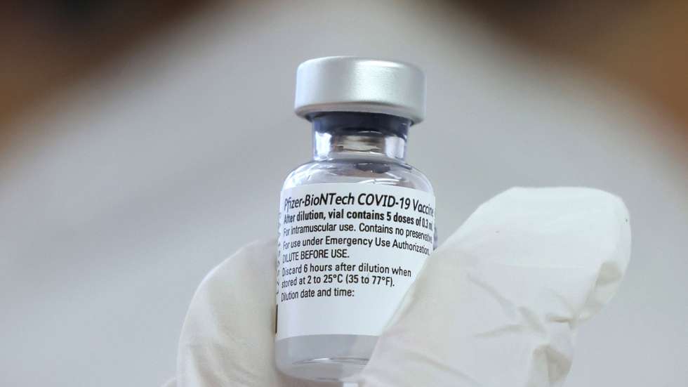 epa08926544 A medical assistant holds a Pfizer-BioNTech vaccine vial against COVID-19 at the vaccination center in Mainz, Germany, 07 January 2021 (reissued 08 January 2021). Reports on 08 January citing a statement released by the German Health Ministry state that the European Medicines Agency (EMA) with immediate effect permits to take six instead of five doses from a vial of the Pfizer-BioNTech vaccine against the COVID-19 disease.  EPA/RONALD WITTEK