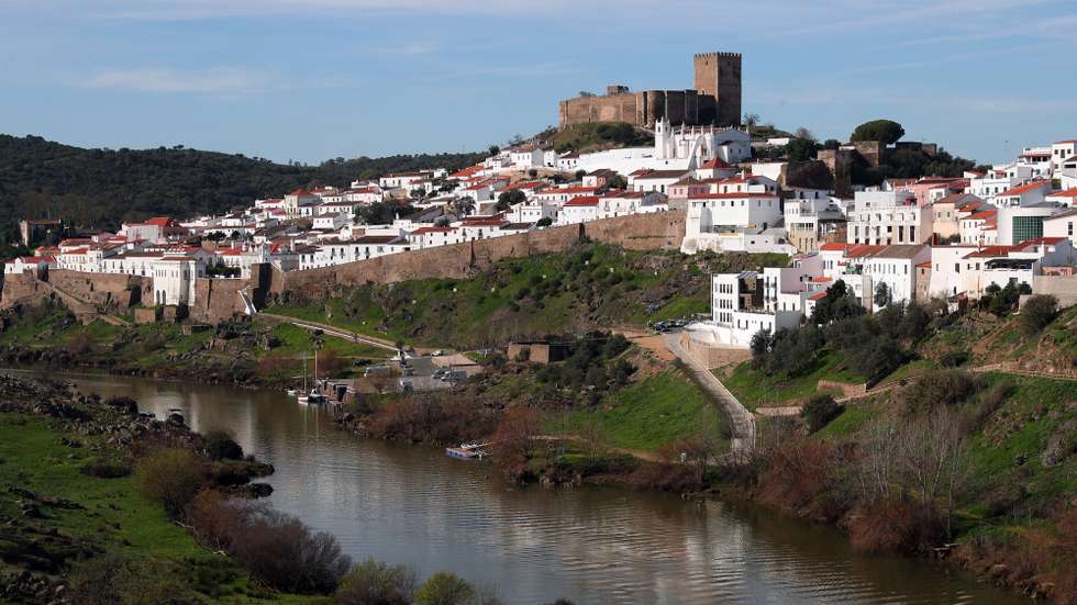 Um pescador no rio Guadiana, junto à vila alentejana de Mértola, a partir de onde a Associação de Defesa do Património de Mértola (ADPM)coordena o projeto Valagua - Valorização Ambiental e Gestão Integrada da Água e dos Habitats no Baixo Guadiana Transfronteiriço, em curso desde 2015 e cofinanciado pelo programa de fundos comunitários Interreg Espanha-Portugal., Mértola, 05 de janeiro de 2020.  (ACOMPANHA TEXTO DE 08 FEVEREIRO 2020).  NUNO VEIGA/LUSA